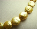Collar de perlas doradas